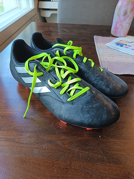 Adidas jalkapallokengät koko 44