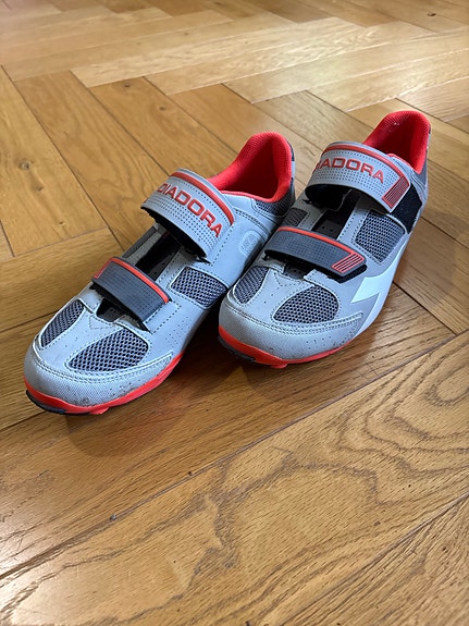Diadora pyöräilykengät koko 43 harmaa/punainen