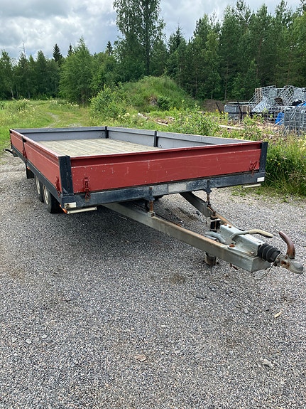 Jarrullinen kuomuton peräkärry / lavetti