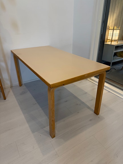 Artek 81A ruokapöytä