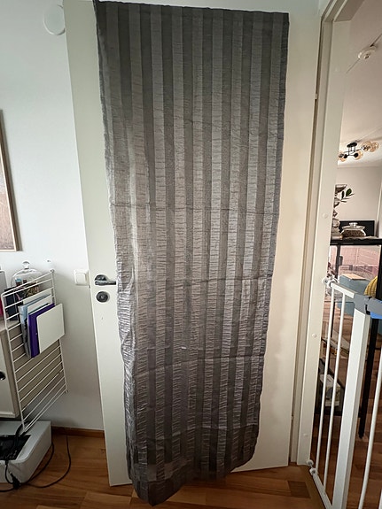 Läpikuultavat harmaat raidalliset verhot