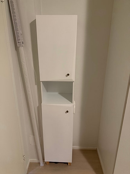 Valkoinen korkea kaappi