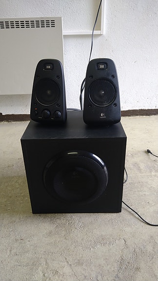 Logitech 2.1 kaiutinjärjestelmä subwooferilla