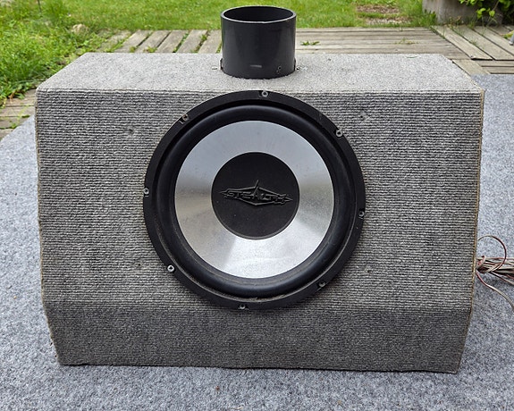 Auto-subwoofer kotelolla / Stealth Crome-450 12" elementillä