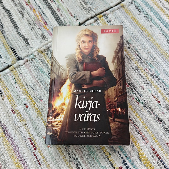 Markus Zusak Kirjavaras -pokkari suomeksi