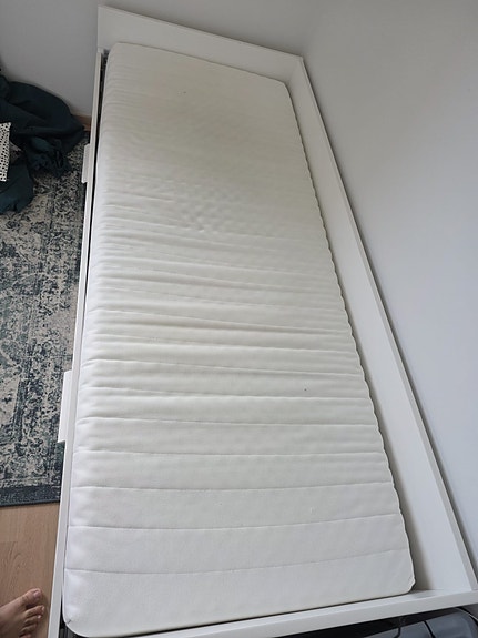 IKEA Brimnes Sänky ja kaksi patjaa