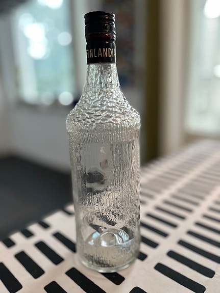 Tapio Wirkkalan suunnittelema legendaarinen Finlandia Vodkapullo -pullo