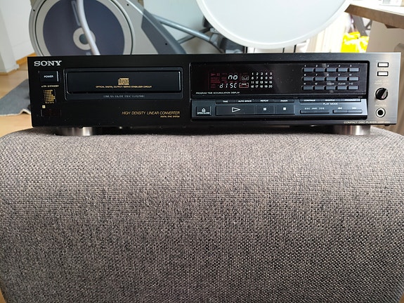 Sony CD-soitin CDP-690 musta Retro
