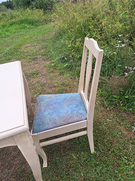 Pöytä ja neljä tuolia