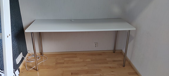 Valkoinen työpöytä