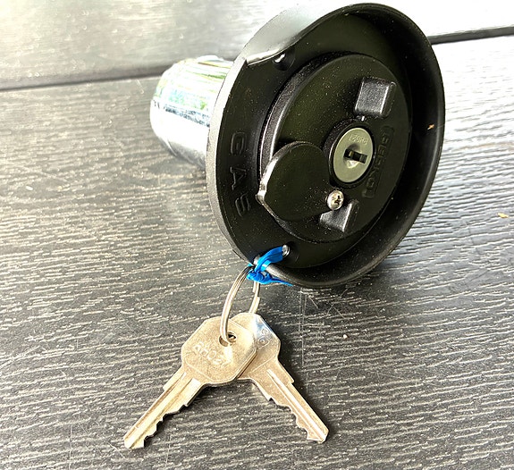 Lukittavat veneen tankkien korkit