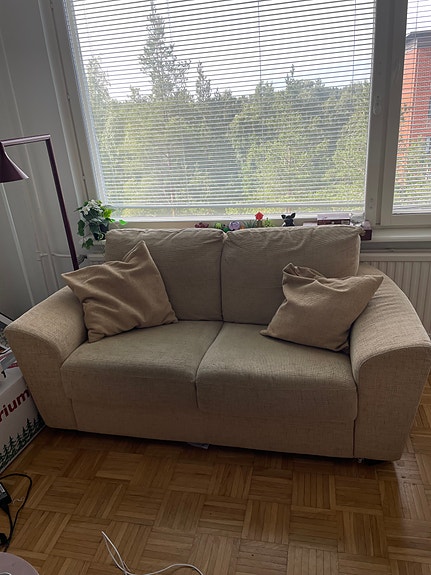 Myydään vaalea sohva
