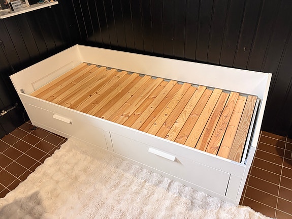 IKEA Brimnes valkoinen sänky / vuodesohva säilytyslaatikoilla