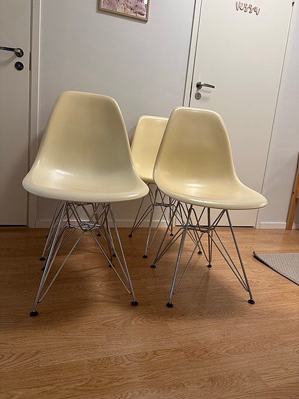 Valkoiset ruokapöydän tuolit