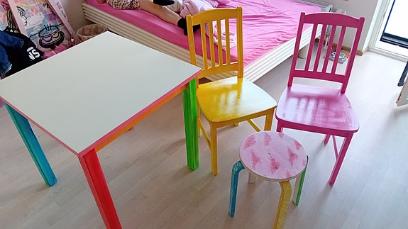 IKEA lasten pöytä ja tuolit värikäs setti