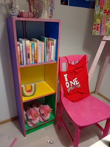 IKEA lasten värikäs hylly