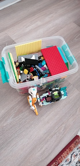 laatikollinen legoja