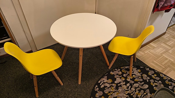 Lasten pöytä ja 2 tuolia, valkoinen/keltainen