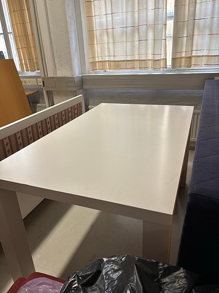 Ruokapöytä lasilla
