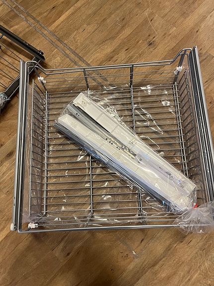 Metallinen ulosvedettävä lankakori kaappiin, 2 kpl