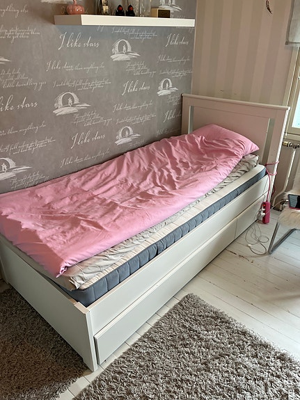 IKEA valkoinen sänky säilytyslaatikoilla