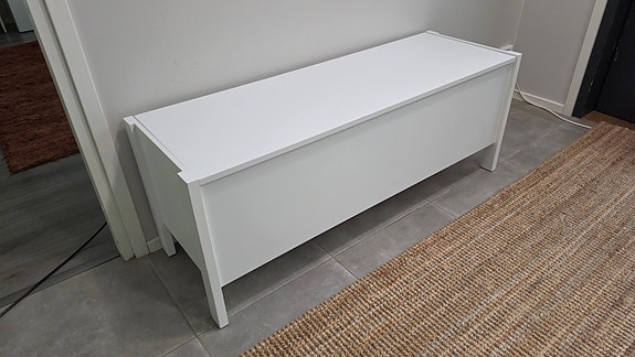 Valkoinen tilava säilytyspenkki pit. 120 cm