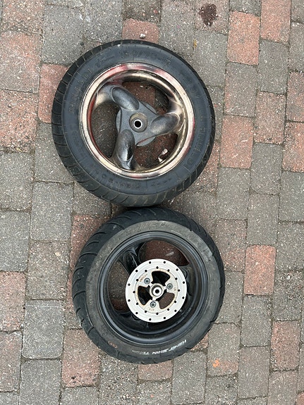 Skootterin vanteet ja renkaat 12"