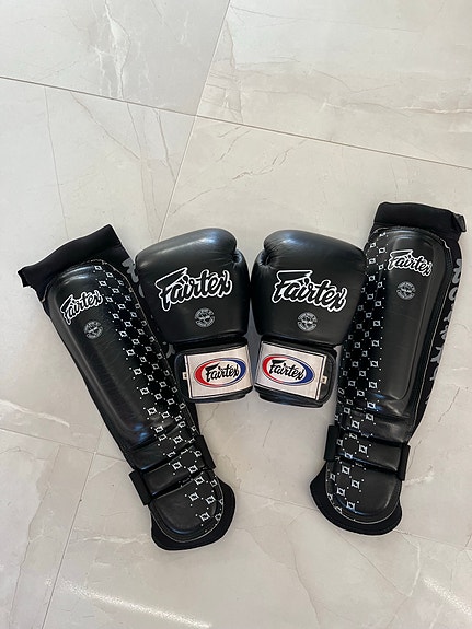 Fairtex säärisuojat XL ja nyrkkeilyhanskat 14 oz