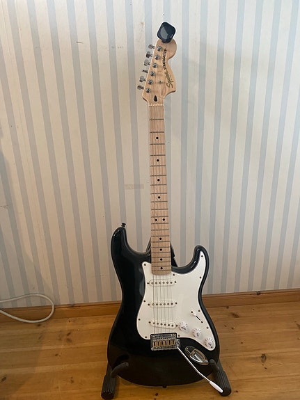 Squier Stratocaster sähkökitarat musta ja muuta