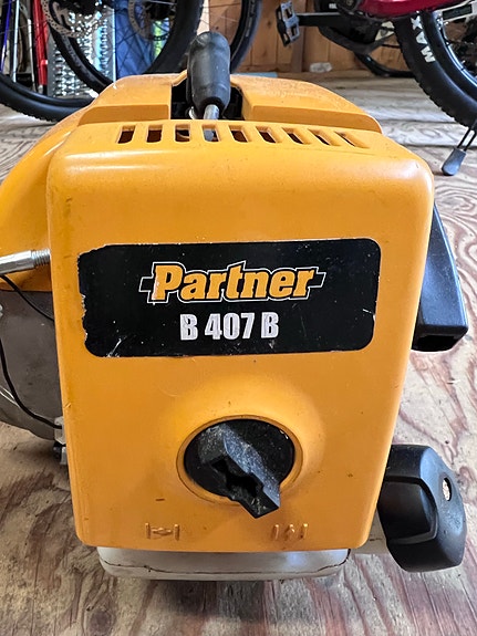 Partner B407B raivaussaha ja Echo moottorisaha