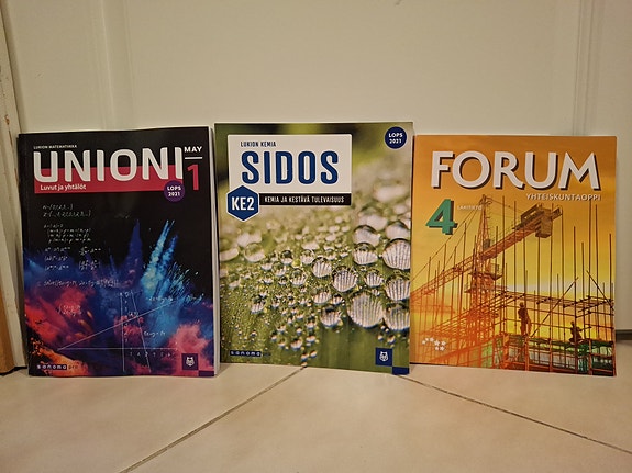 Lukion oppikirjoja - kemia, matematiikka ja yhteiskuntaoppi