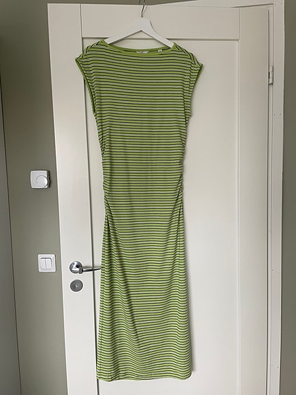 Äitiysmekko, S