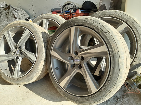 Volvo V70 mk3 245/40r18 renkaat