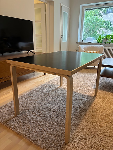 Artek 81b ruokapöytä