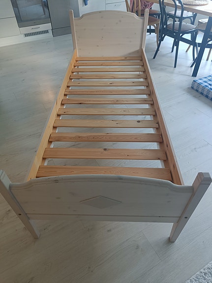 Puinen sänky