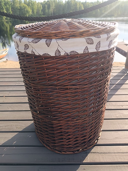 Iso punottu pyykkikori / säilytyskori kannella (60 cm)