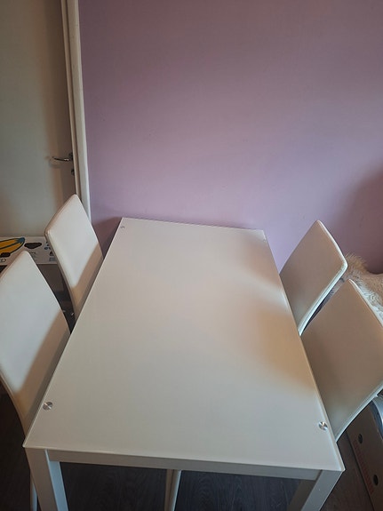 Valkoinen ruokapöytä ja 4 tuolia