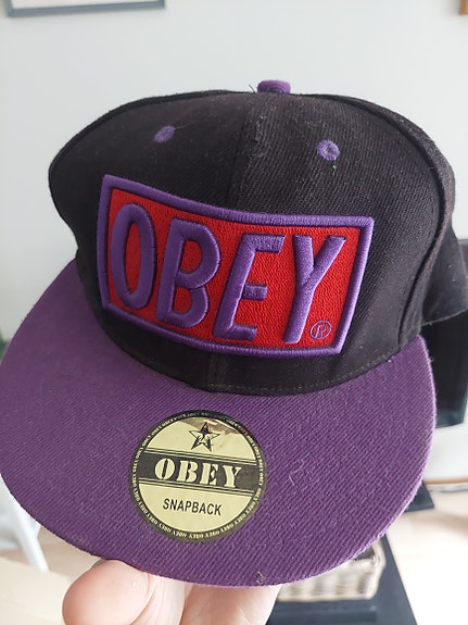 Obey snapback lippis musta–violetti