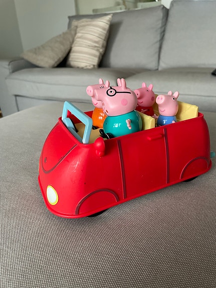 Pipsa Possu perheauto lelufiguureilla