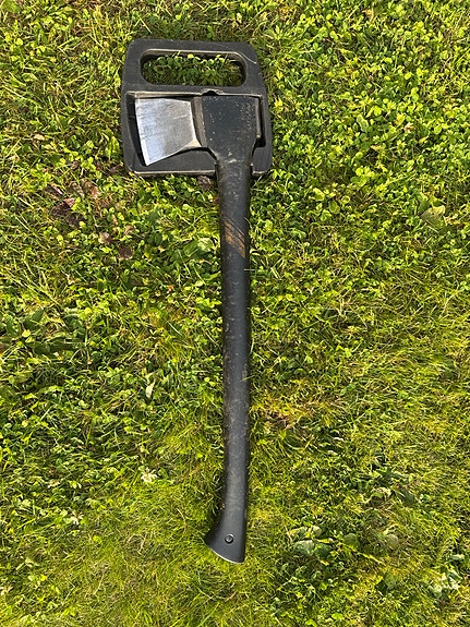 Fiskars kirves suojakotelolla