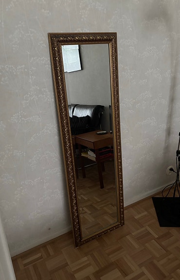 Peili kullanvärisillä kehyksillä