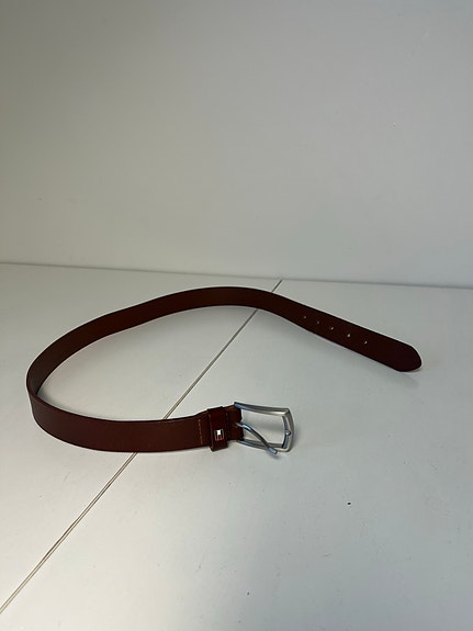 Tommy Hilfiger ruskea nahkavyö