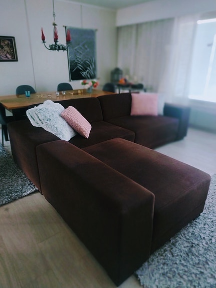 Upea ja suuri kulmasohva, rahi irroitettava