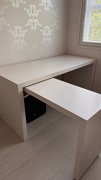 Valkoinen työpöytä Ikea Malm (varattu)