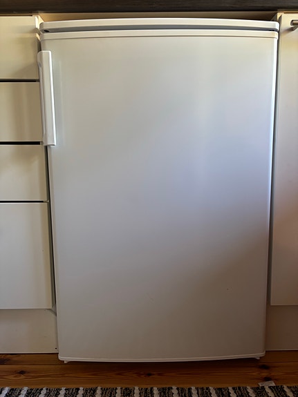 Logik jääkaappi pakastelokerolla