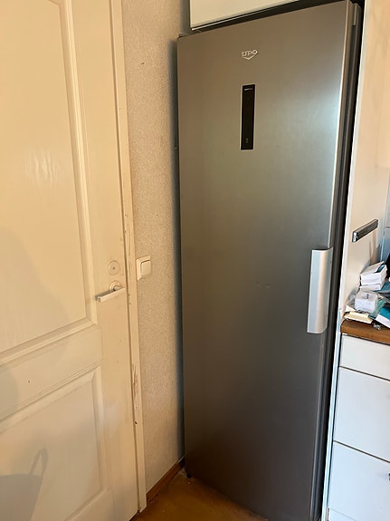UPO jääkaappi teräksenharmaa