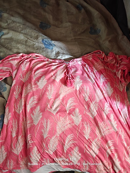 Pinkki paita