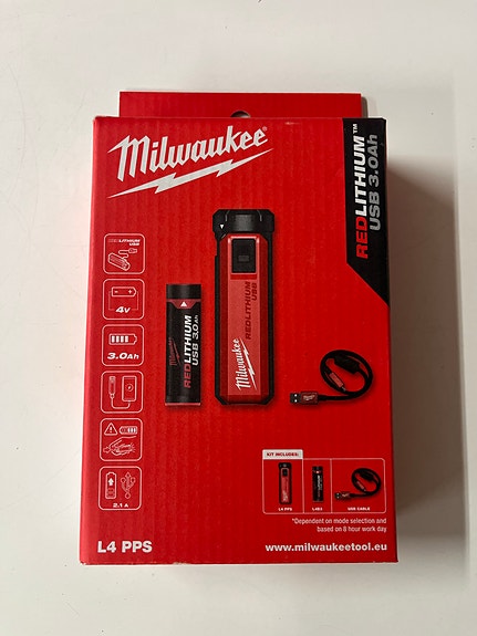 Milwaukee L4 PPS REDLITHIUM USB 3.0Ah akku ja laturi
