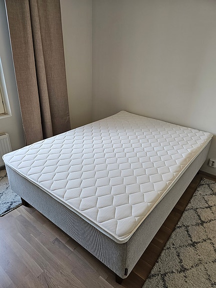 140 cm runkosänky petauspatjalla / VARATTU