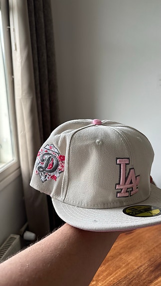 New Era 59FIFTY LA lippis vaaleanpunaisilla brodeerauksilla